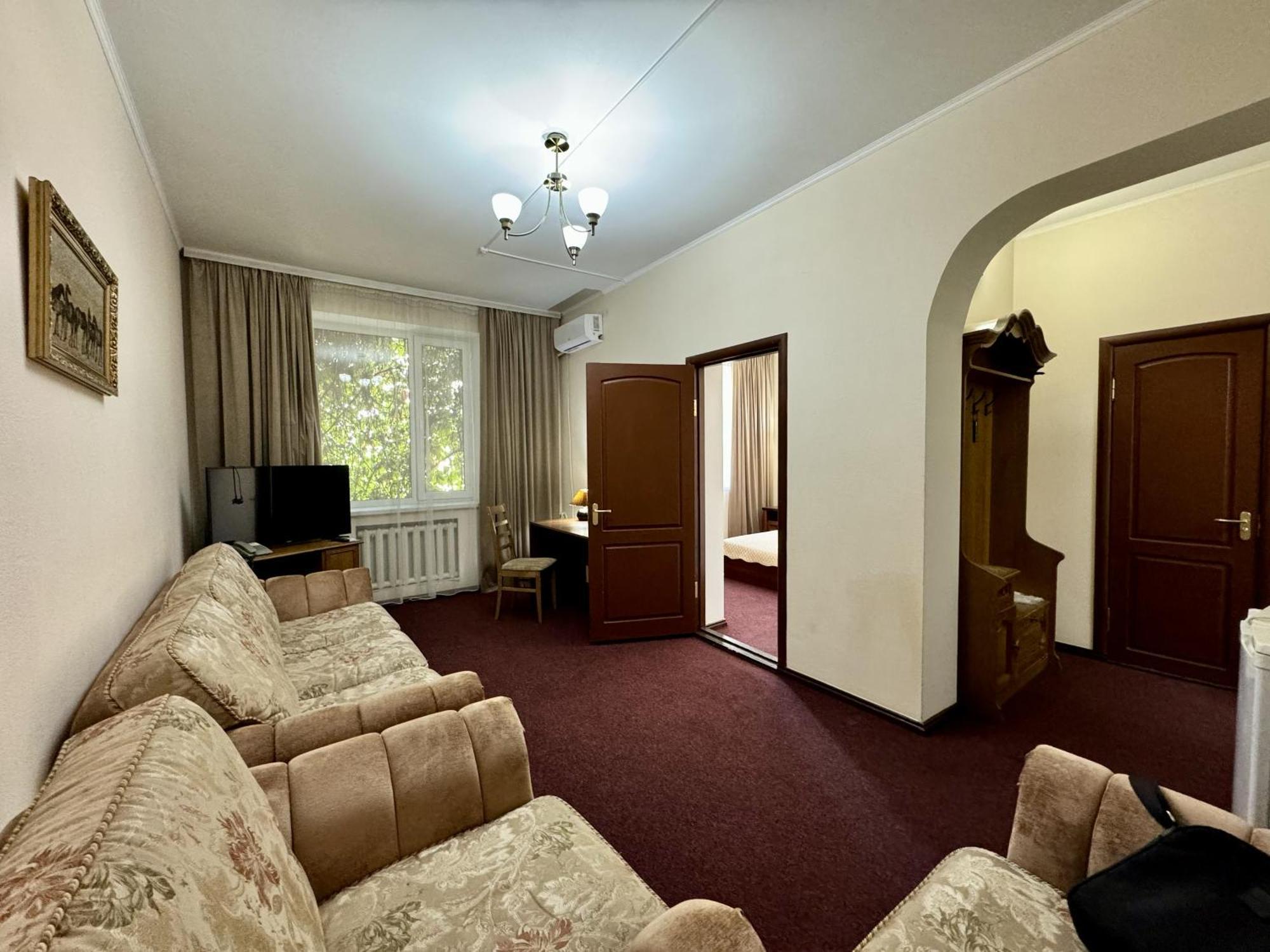 Hotel Zhambyl Taraz Ngoại thất bức ảnh