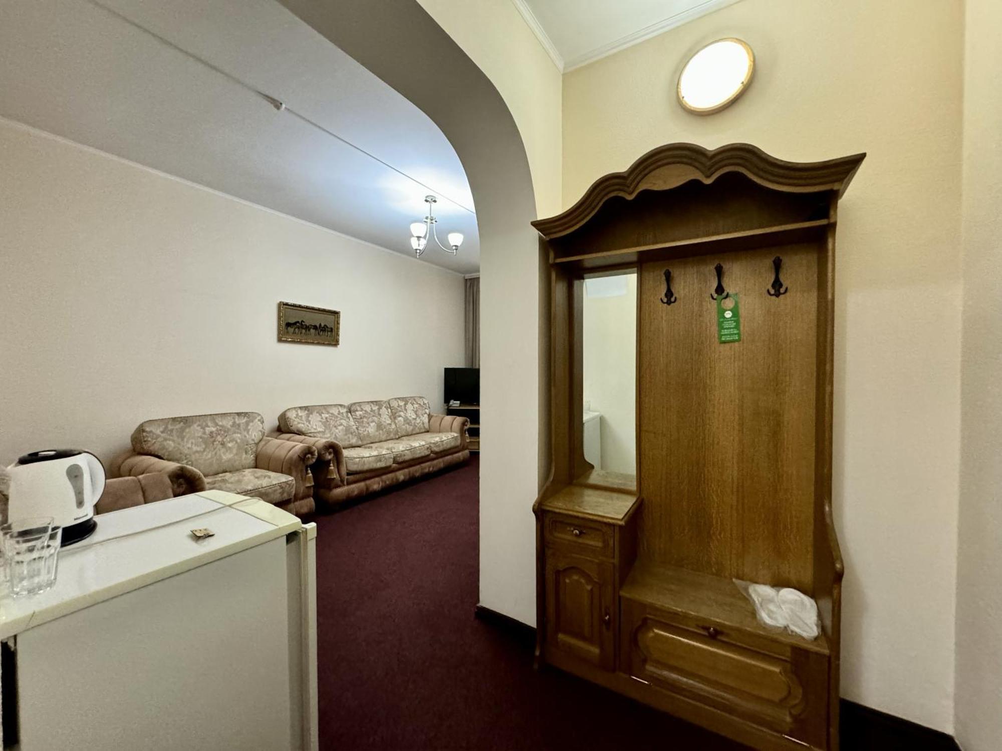 Hotel Zhambyl Taraz Ngoại thất bức ảnh