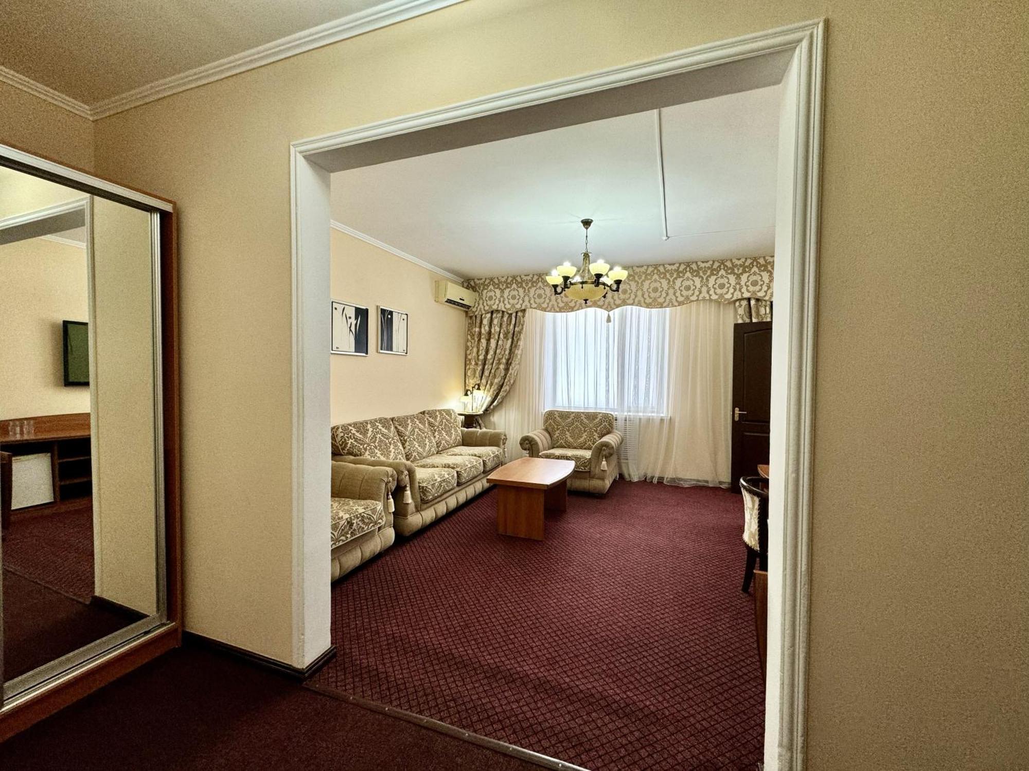 Hotel Zhambyl Taraz Ngoại thất bức ảnh
