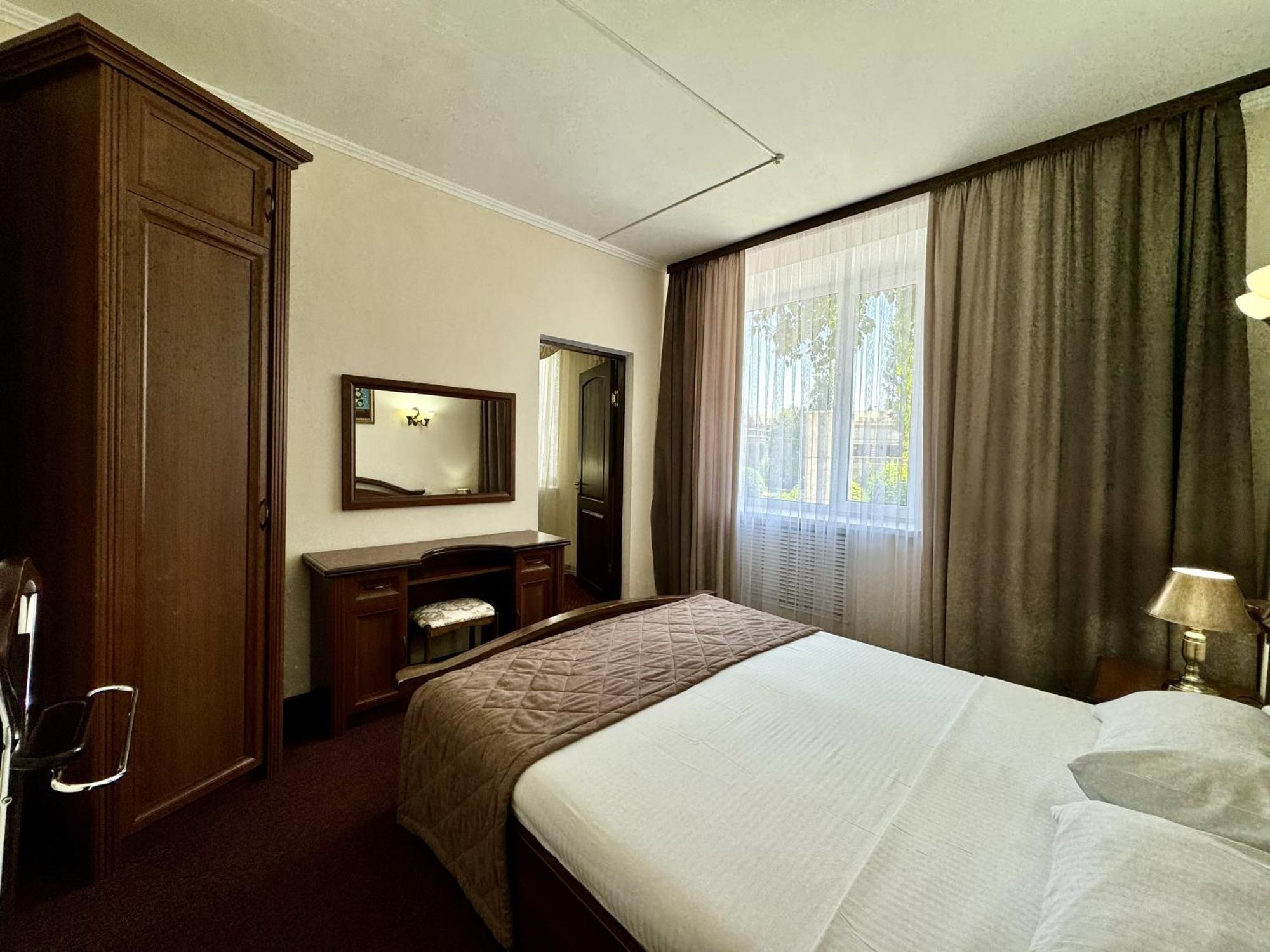 Hotel Zhambyl Taraz Ngoại thất bức ảnh
