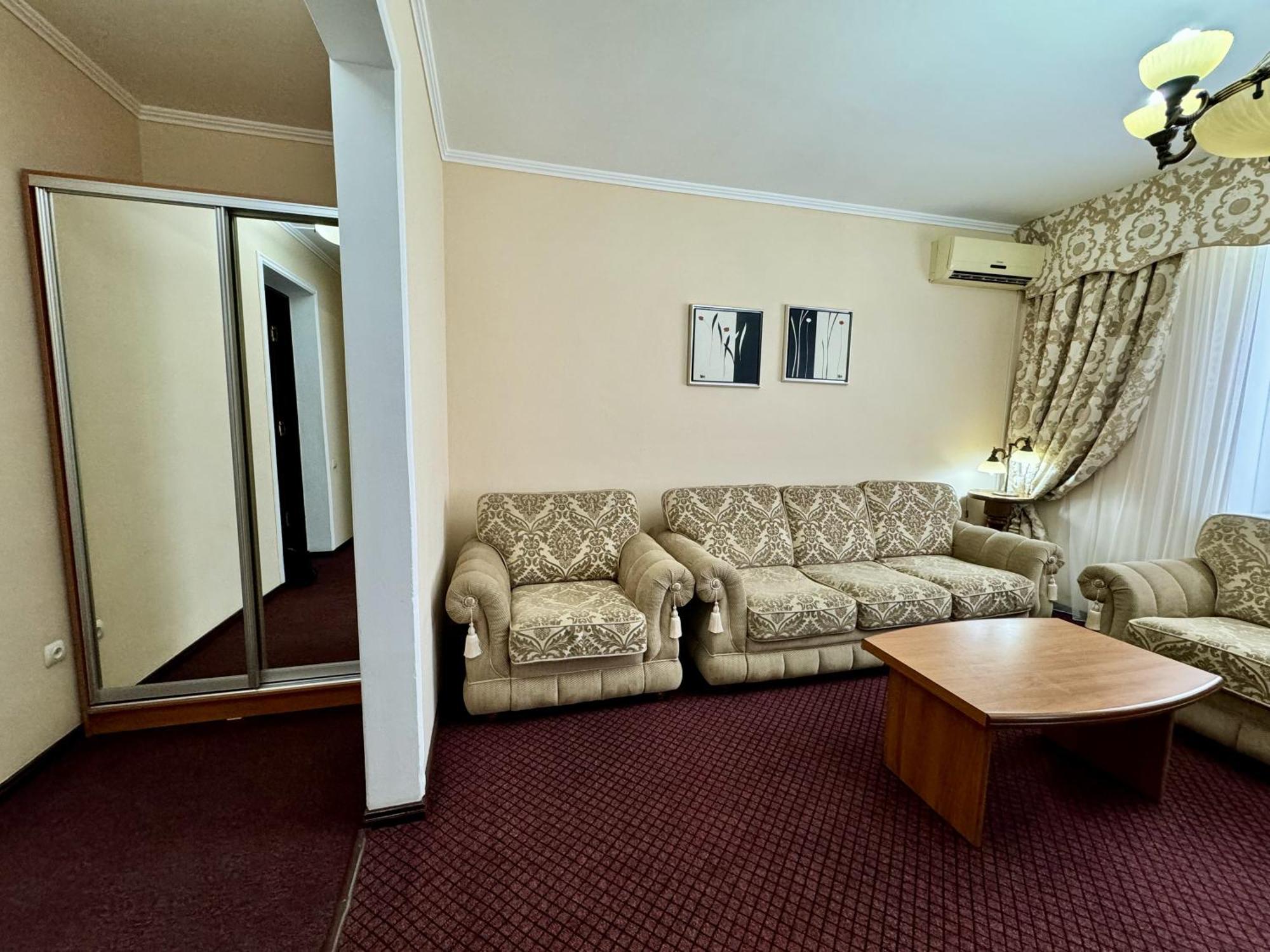 Hotel Zhambyl Taraz Ngoại thất bức ảnh