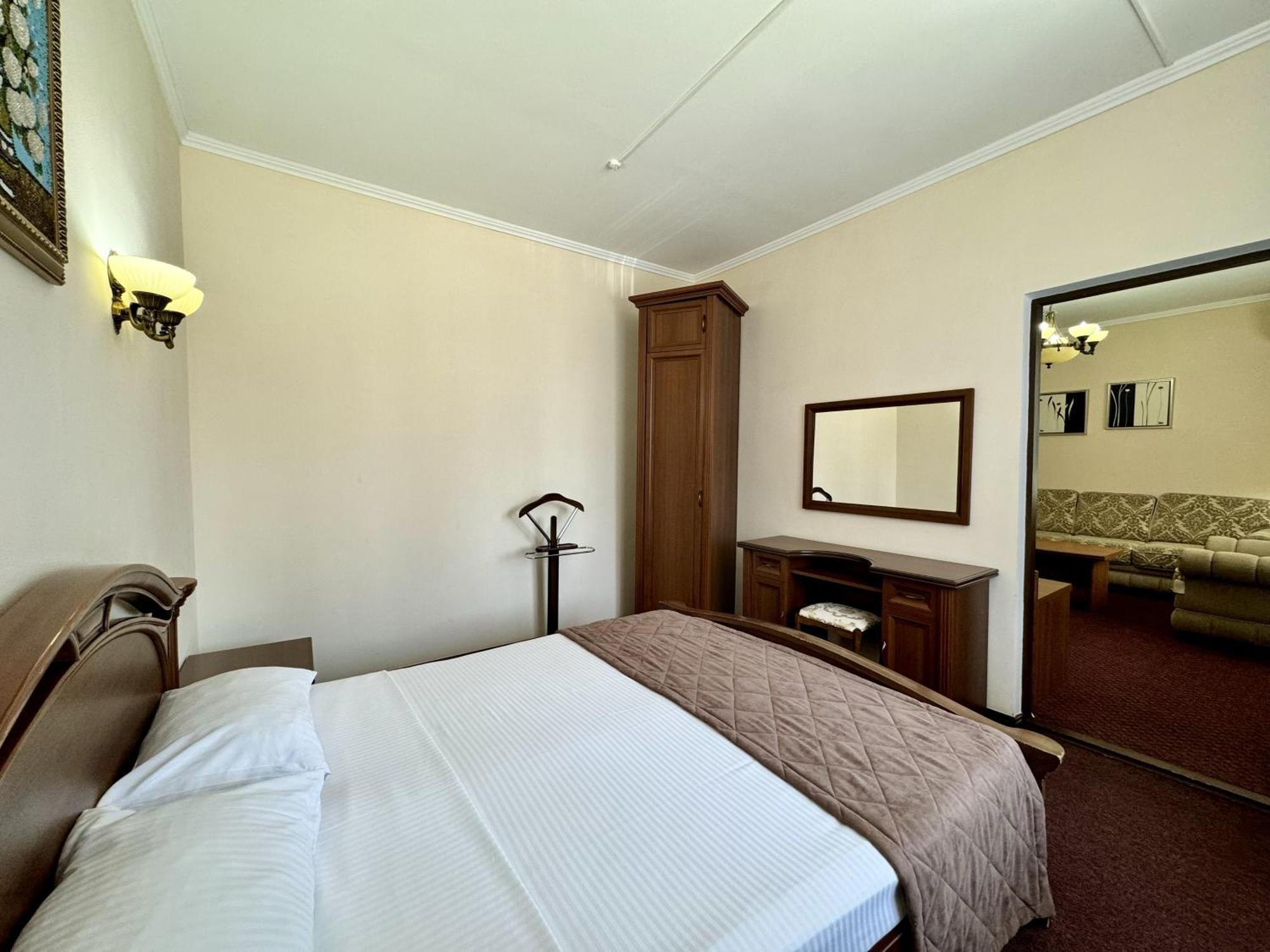 Hotel Zhambyl Taraz Ngoại thất bức ảnh