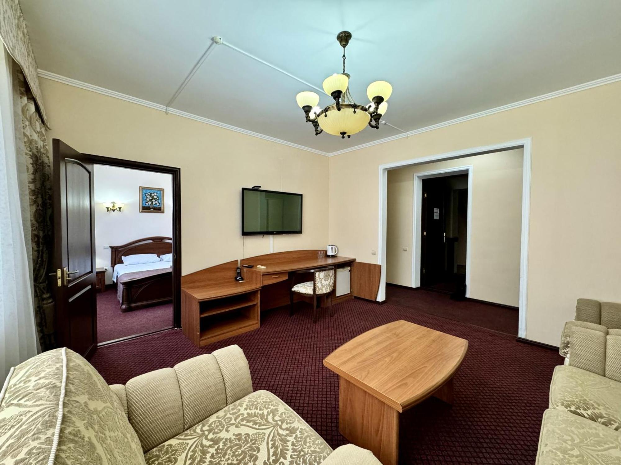 Hotel Zhambyl Taraz Ngoại thất bức ảnh