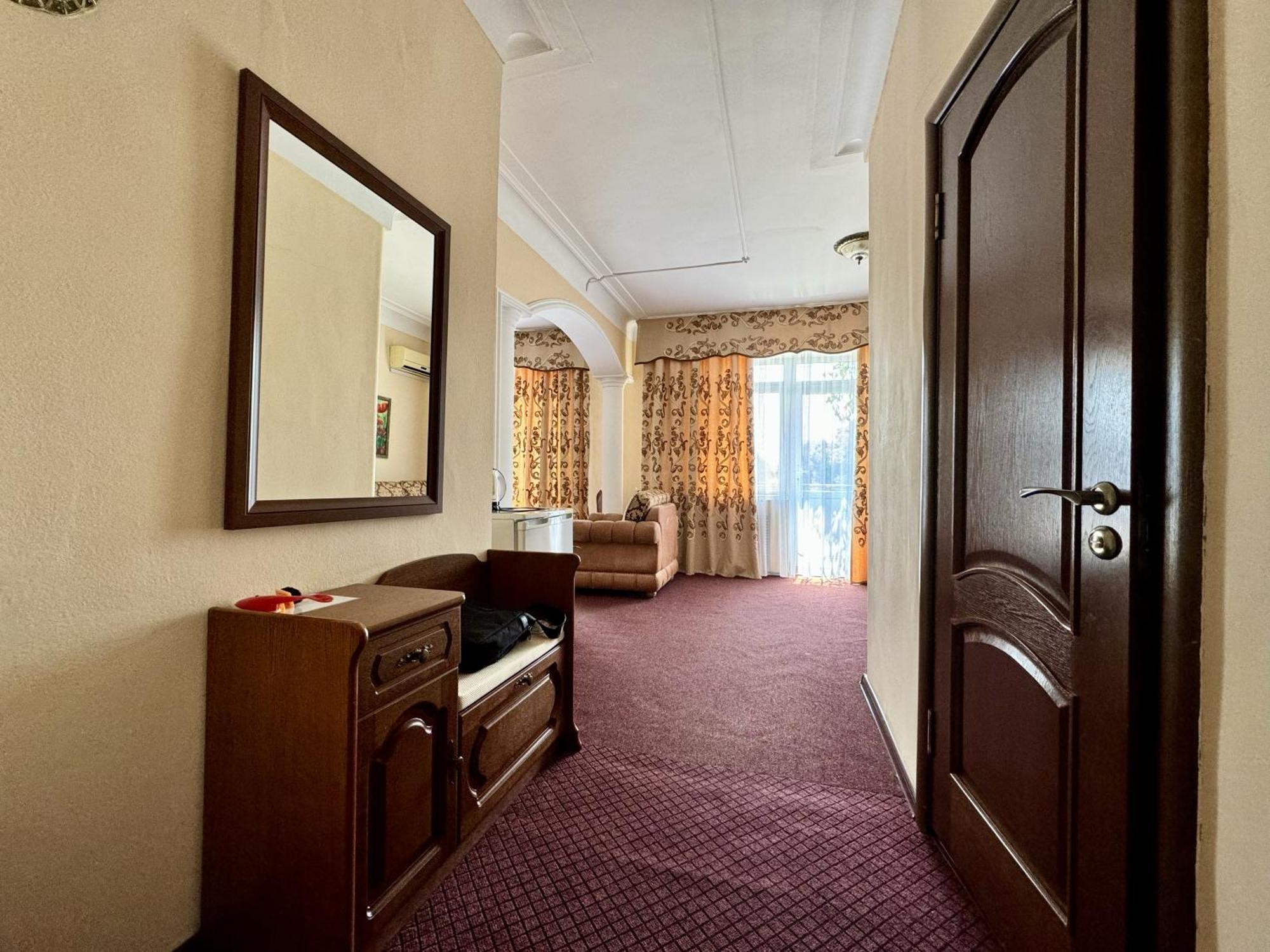 Hotel Zhambyl Taraz Ngoại thất bức ảnh