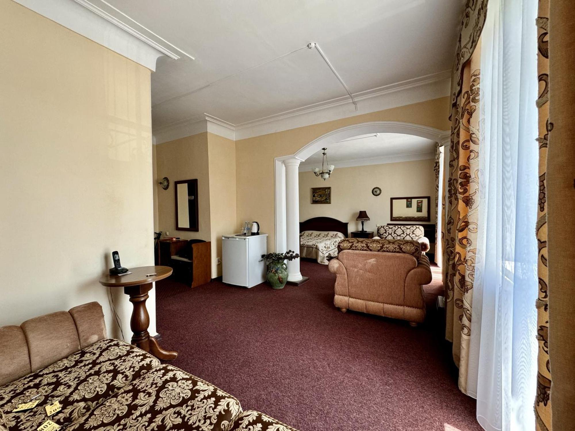 Hotel Zhambyl Taraz Ngoại thất bức ảnh