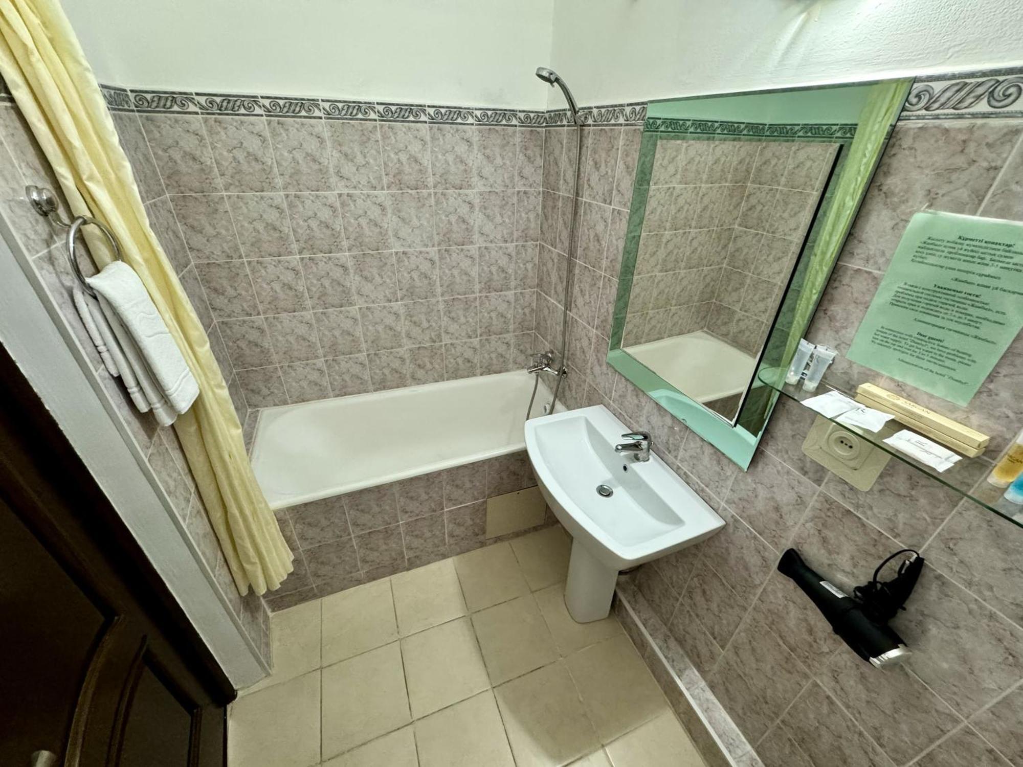 Hotel Zhambyl Taraz Ngoại thất bức ảnh