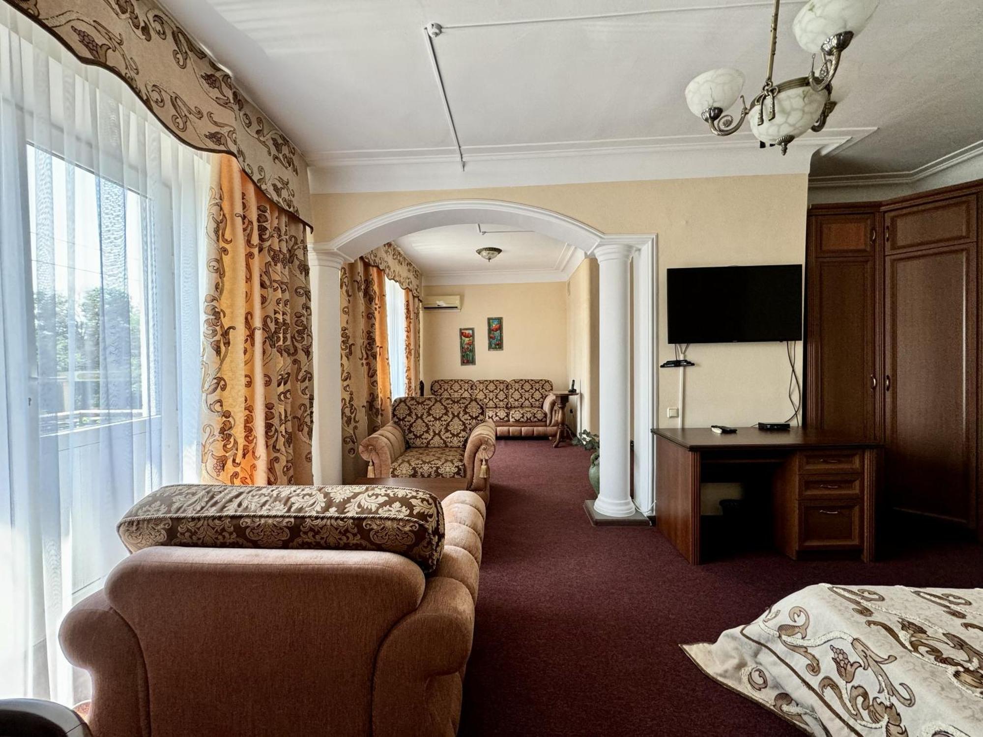 Hotel Zhambyl Taraz Ngoại thất bức ảnh