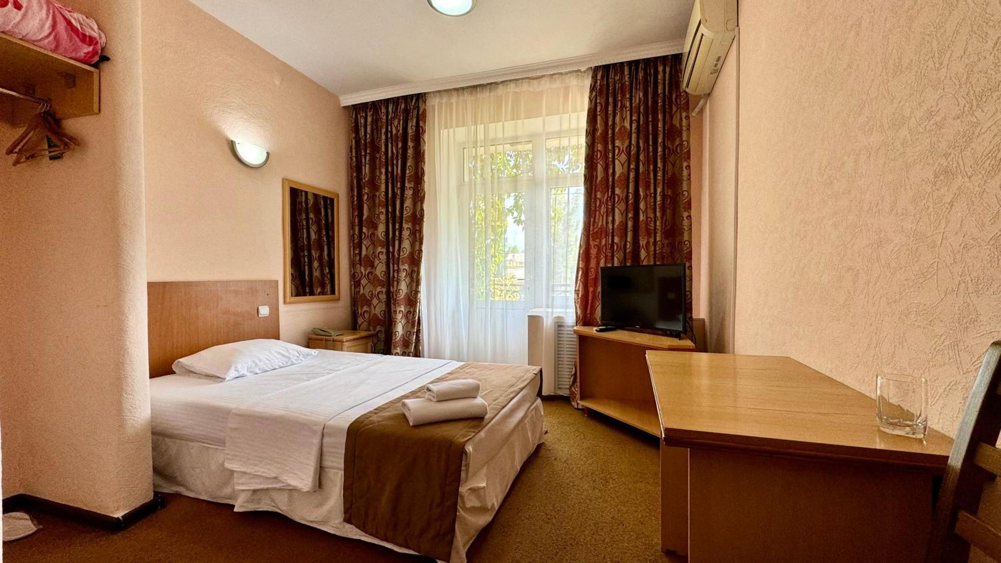 Hotel Zhambyl Taraz Ngoại thất bức ảnh