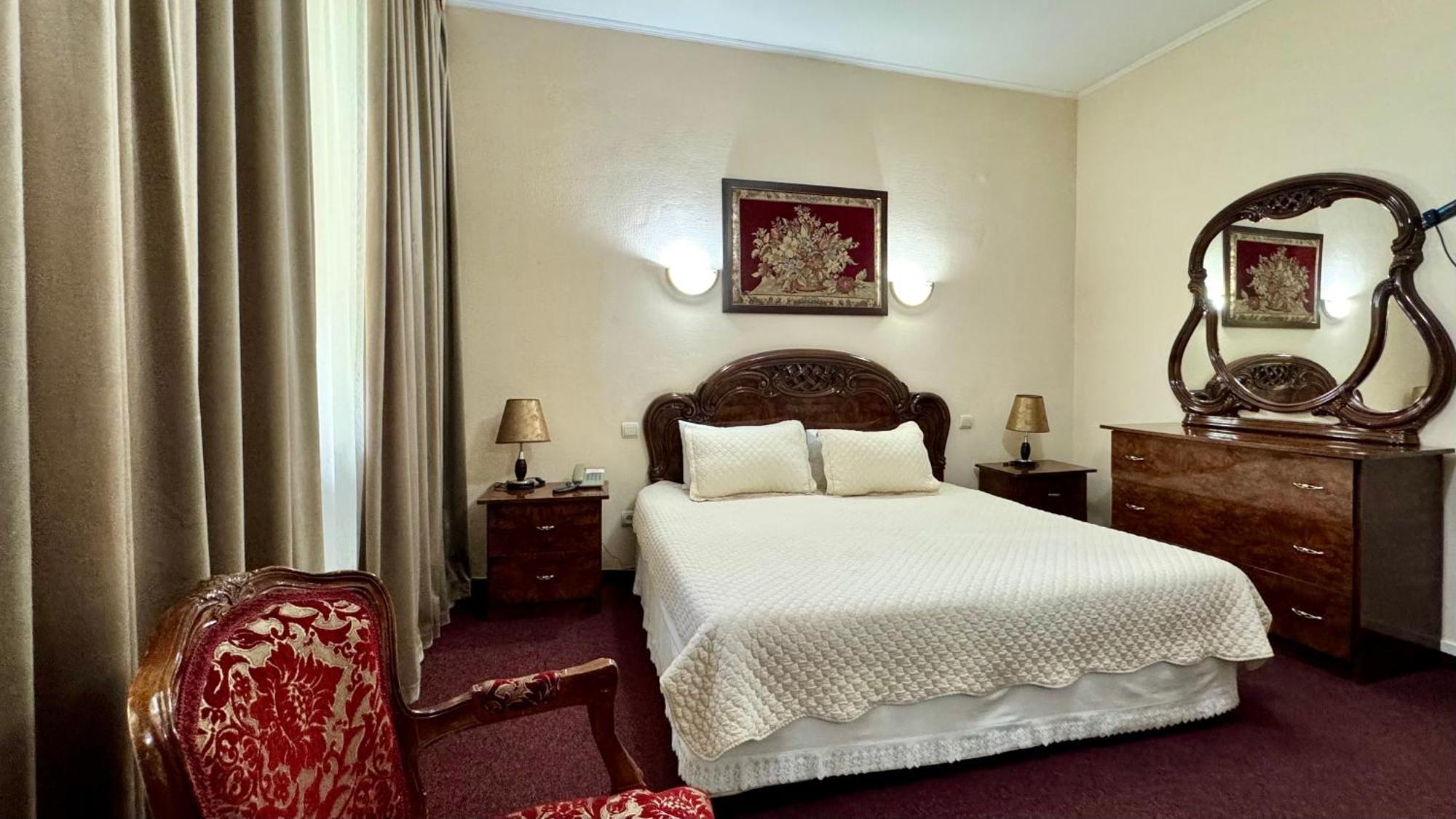 Hotel Zhambyl Taraz Ngoại thất bức ảnh