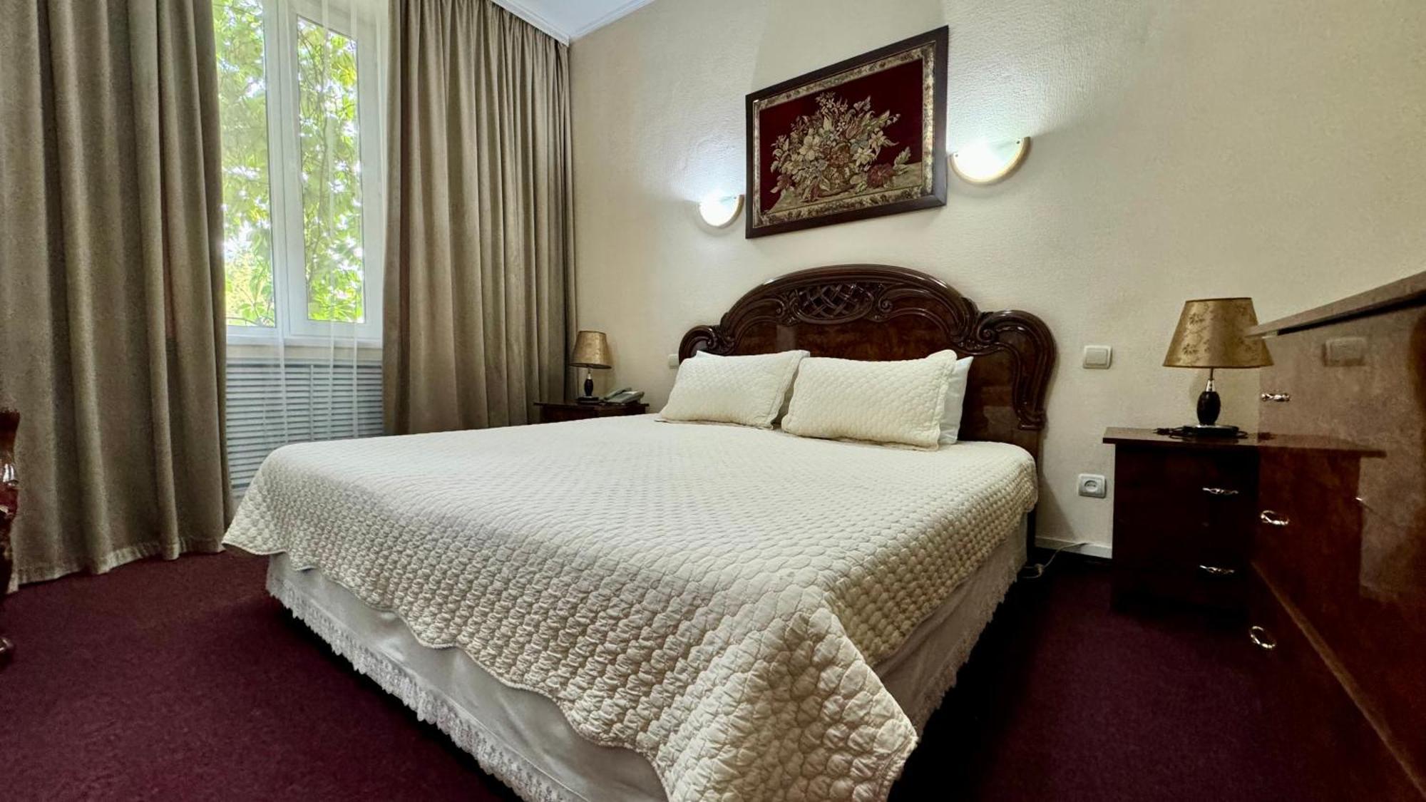 Hotel Zhambyl Taraz Ngoại thất bức ảnh